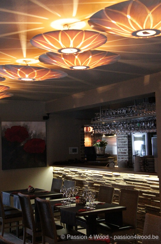 Lotus plafonnier en bois touilp dans un restaurant